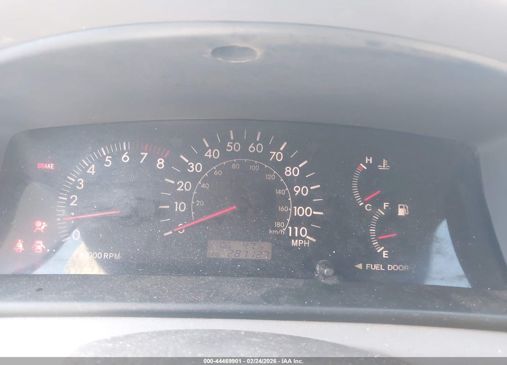 2005 TOYOTA COROLLA LE VIN: 2T1BR32E95C558211