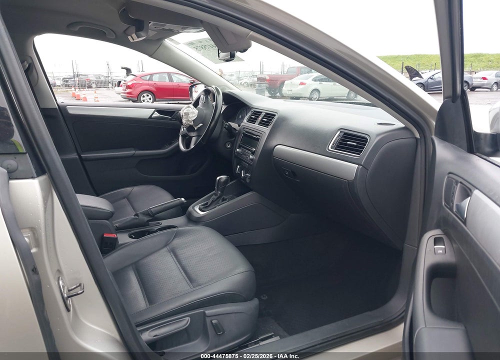 2014 VOLKSWAGEN JETTA 1.8T SE VIN: 3VWD17AJ7EM262193