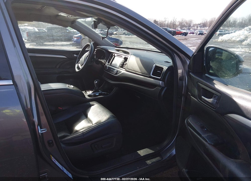 2018 TOYOTA HIGHLANDER XLE VIN: 5TDJZRFH7JS525020