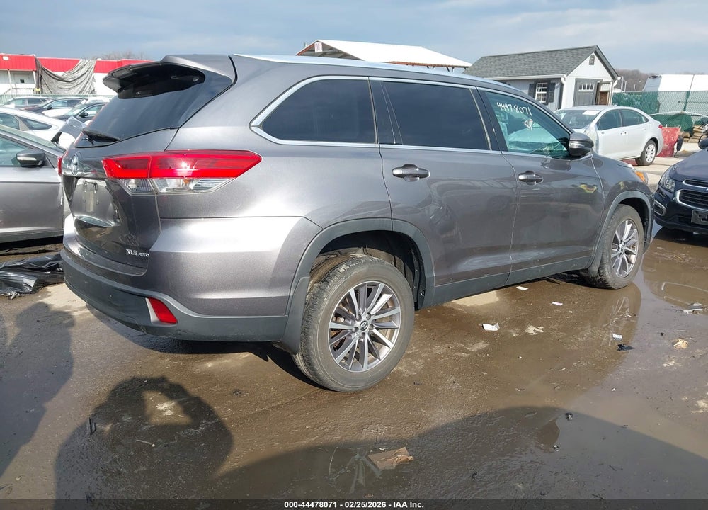 2019 TOYOTA HIGHLANDER XLE VIN: 5TDJZRFH5KS605241