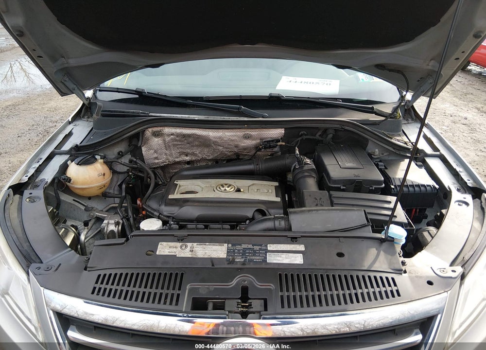 2011 VOLKSWAGEN TIGUAN S VIN: WVGBV7AX5BW560977