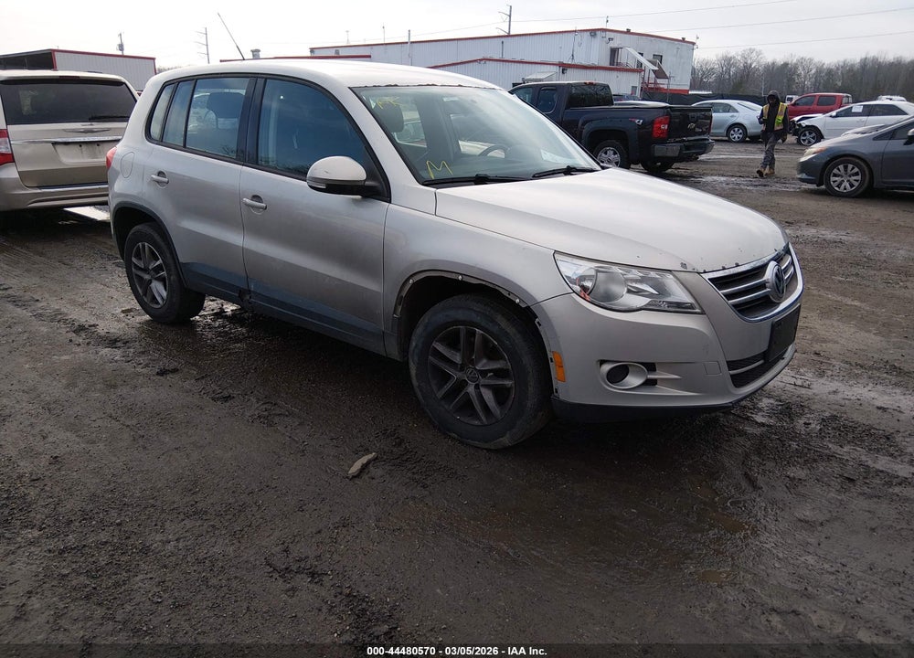 2011 VOLKSWAGEN TIGUAN S VIN: WVGBV7AX5BW560977