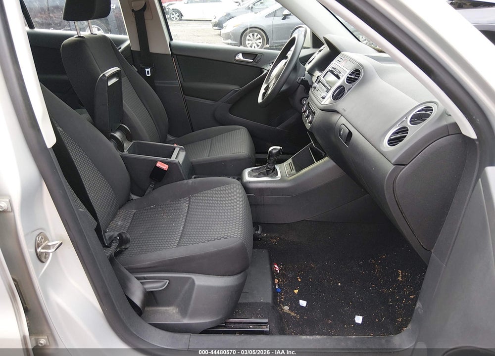 2011 VOLKSWAGEN TIGUAN S VIN: WVGBV7AX5BW560977