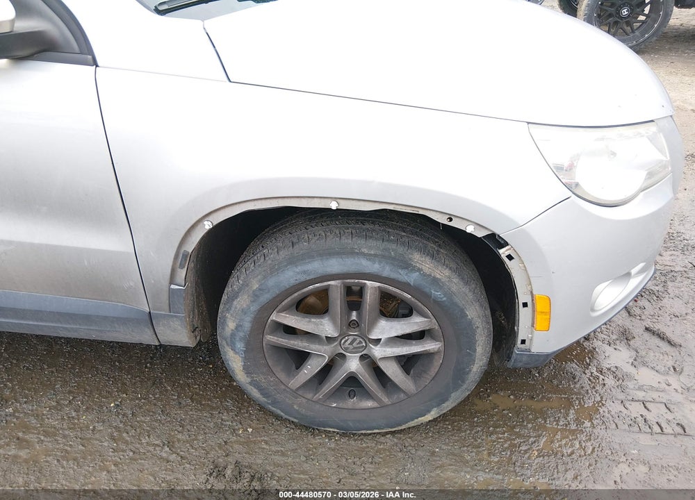2011 VOLKSWAGEN TIGUAN S VIN: WVGBV7AX5BW560977