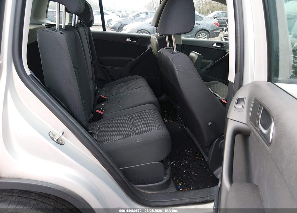 2011 VOLKSWAGEN TIGUAN S VIN: WVGBV7AX5BW560977