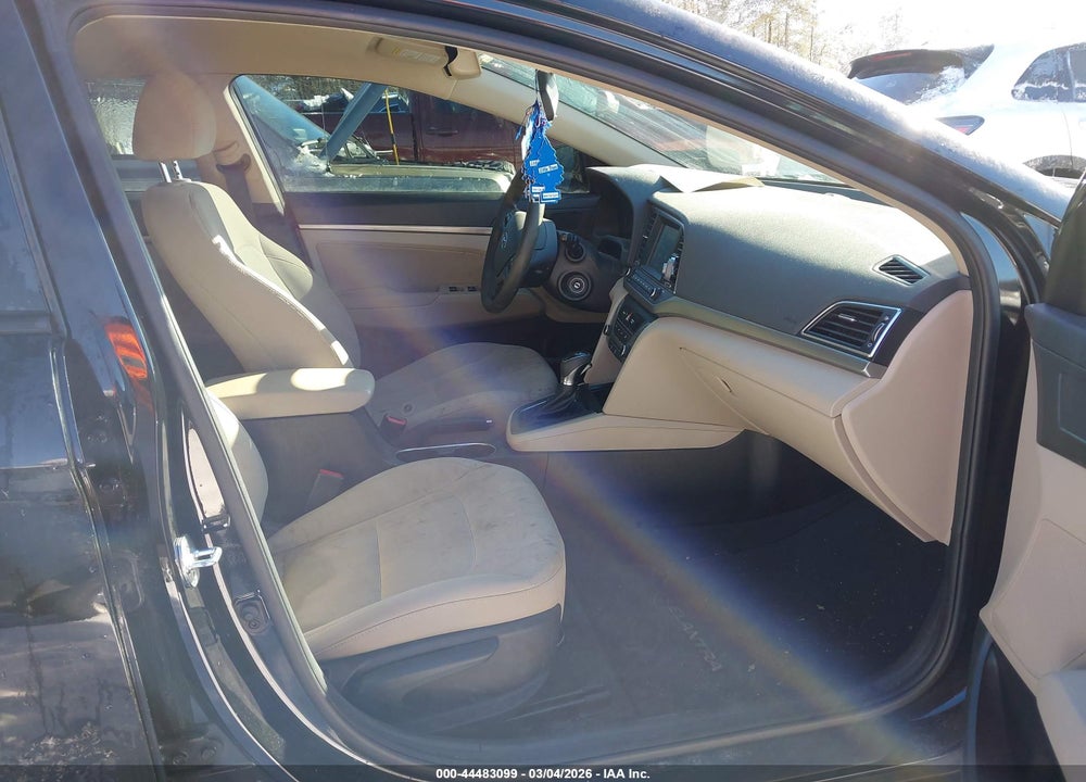 2018 HYUNDAI ELANTRA SEL VIN: 5NPD84LF5JH374268