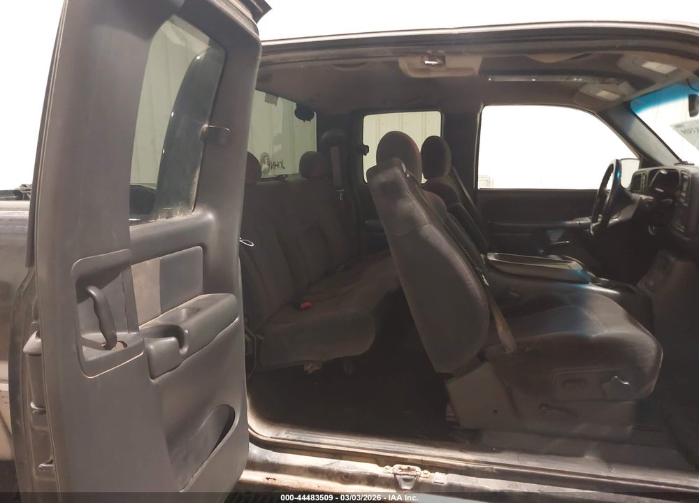 2001 CHEVROLET SILVERADO 1500 LS VIN: 2GCEK19T611324028