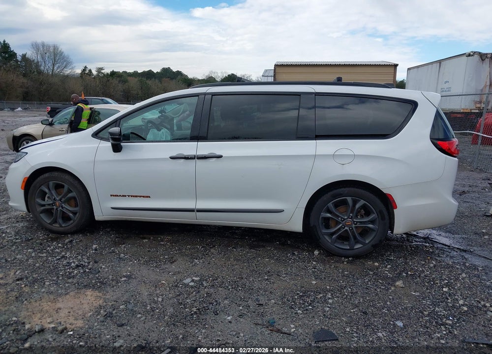 2024 CHRYSLER PACIFICA TOURING L VIN: 2C4RC1BG8RR202795