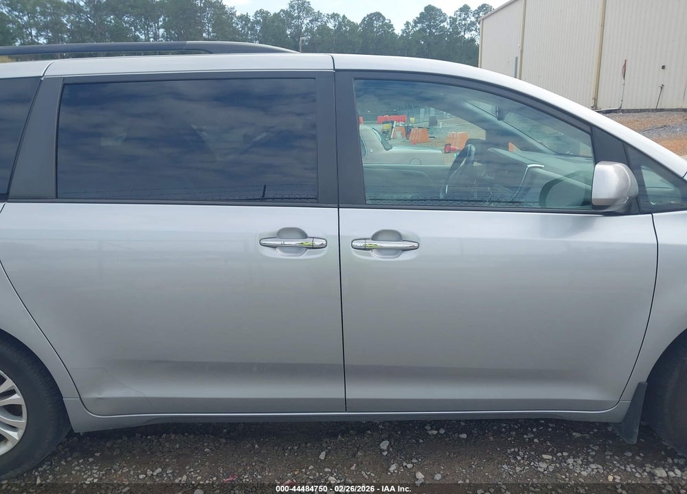 2016 TOYOTA SIENNA XLE 8 PASSENGER VIN: 5TDYK3DC0GS758611
