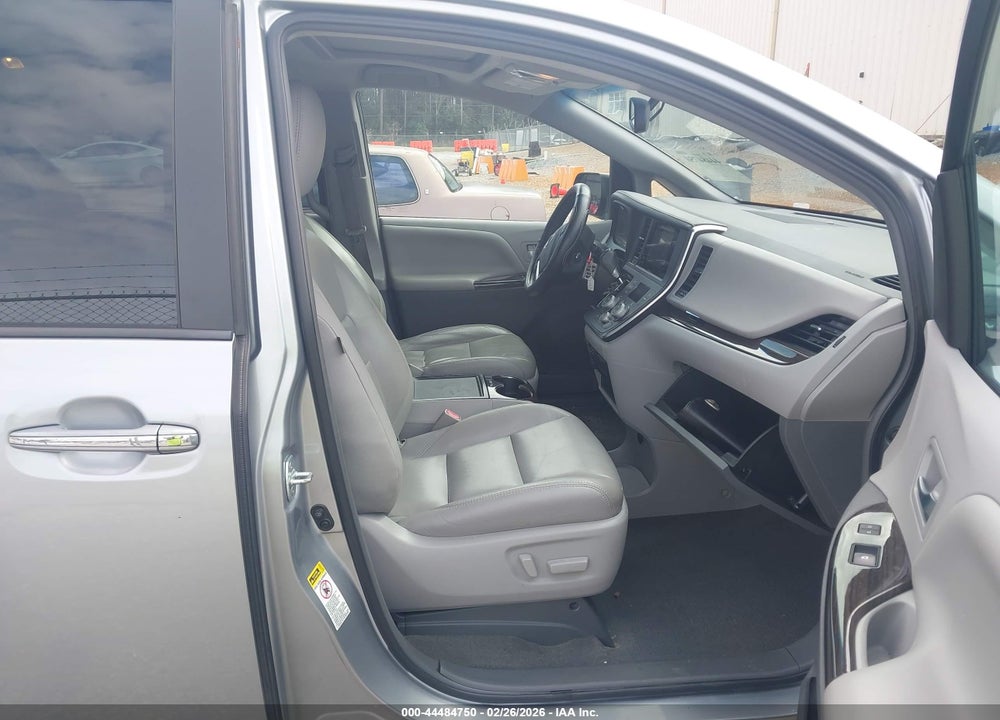 2016 TOYOTA SIENNA XLE 8 PASSENGER VIN: 5TDYK3DC0GS758611