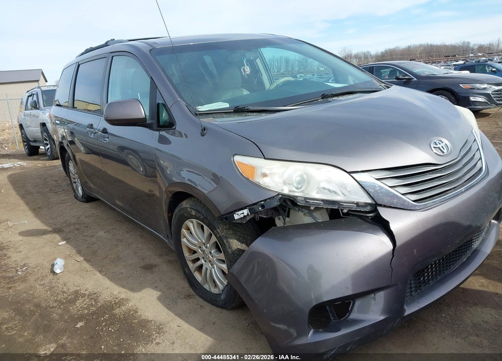 2014 TOYOTA SIENNA XLE V6 8 PASSENGER VIN: 5TDYK3DC1ES473316