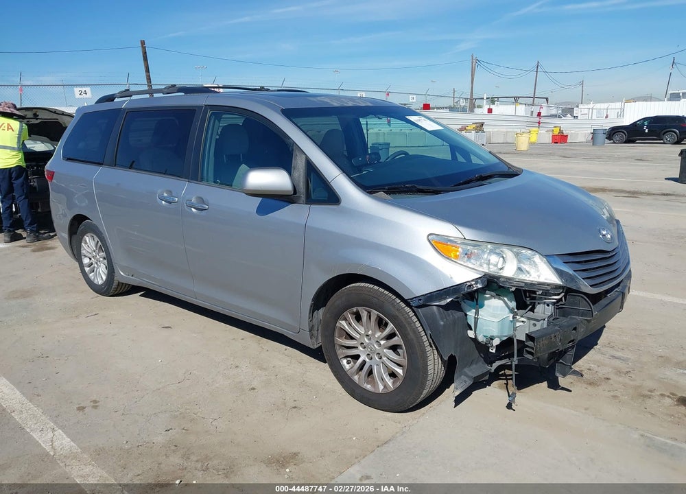 2015 TOYOTA SIENNA XLE 8 PASSENGER VIN: 5TDYK3DC7FS548487