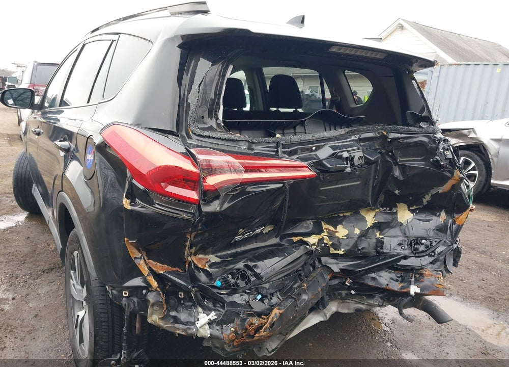 2018 TOYOTA RAV4 XLE VIN: 2T3WFREV3JW417837
