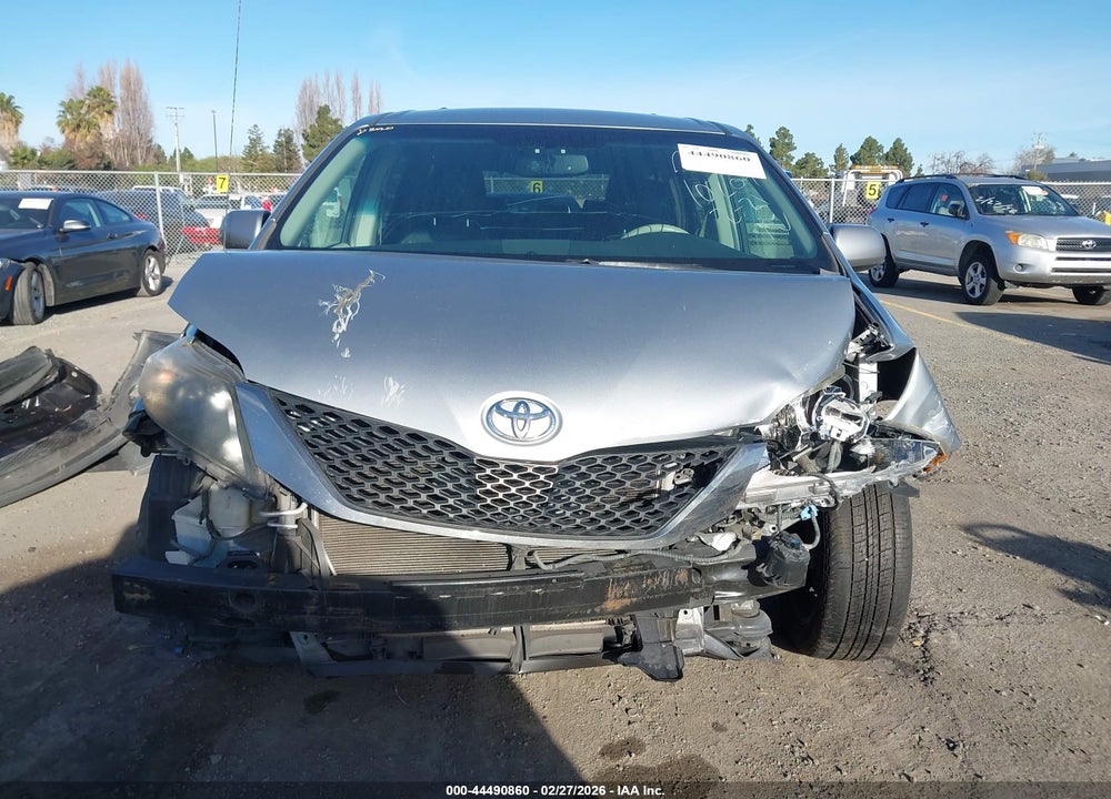 2014 TOYOTA SIENNA SE 8 PASSENGER VIN: 5TDXK3DC4ES440306