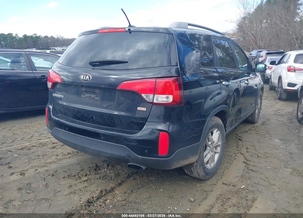 2015 KIA SORENTO LX VIN: 5XYKTCA65FG585357