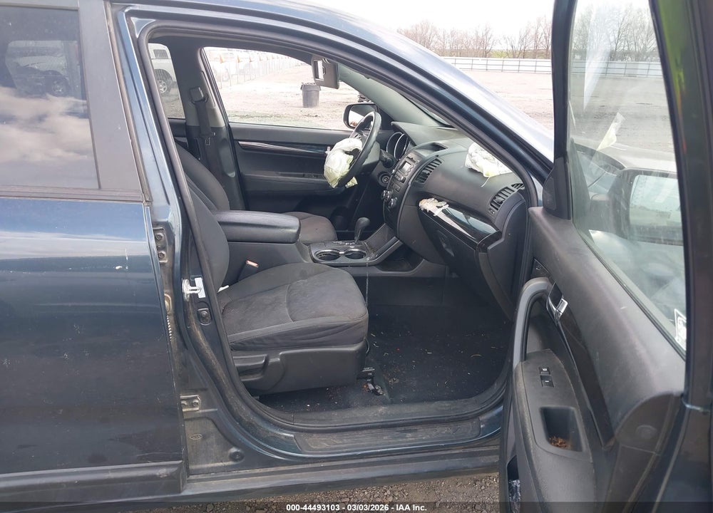 2011 KIA SORENTO LX VIN: 5XYKT3A11BG133484