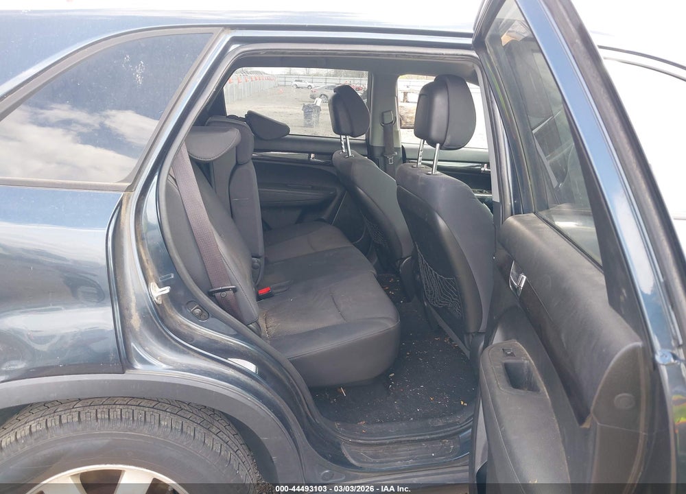 2011 KIA SORENTO LX VIN: 5XYKT3A11BG133484