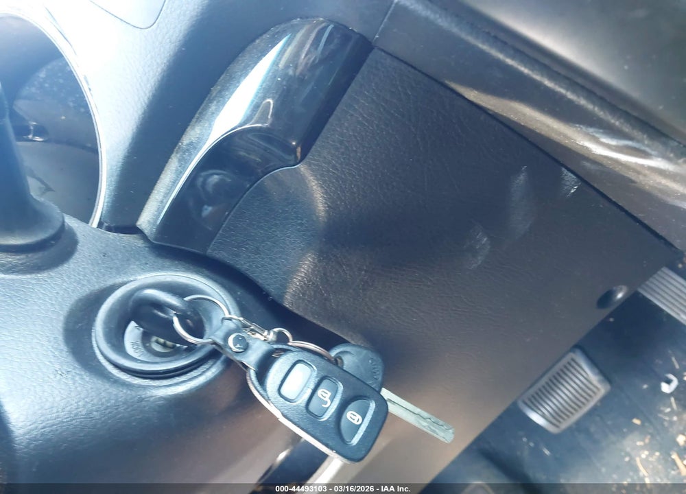 2011 KIA SORENTO LX VIN: 5XYKT3A11BG133484
