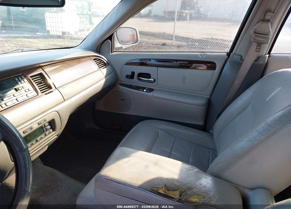 1998 LINCOLN TOWN CAR SIGNATURE VIN: 1LNFM82WXWY655710