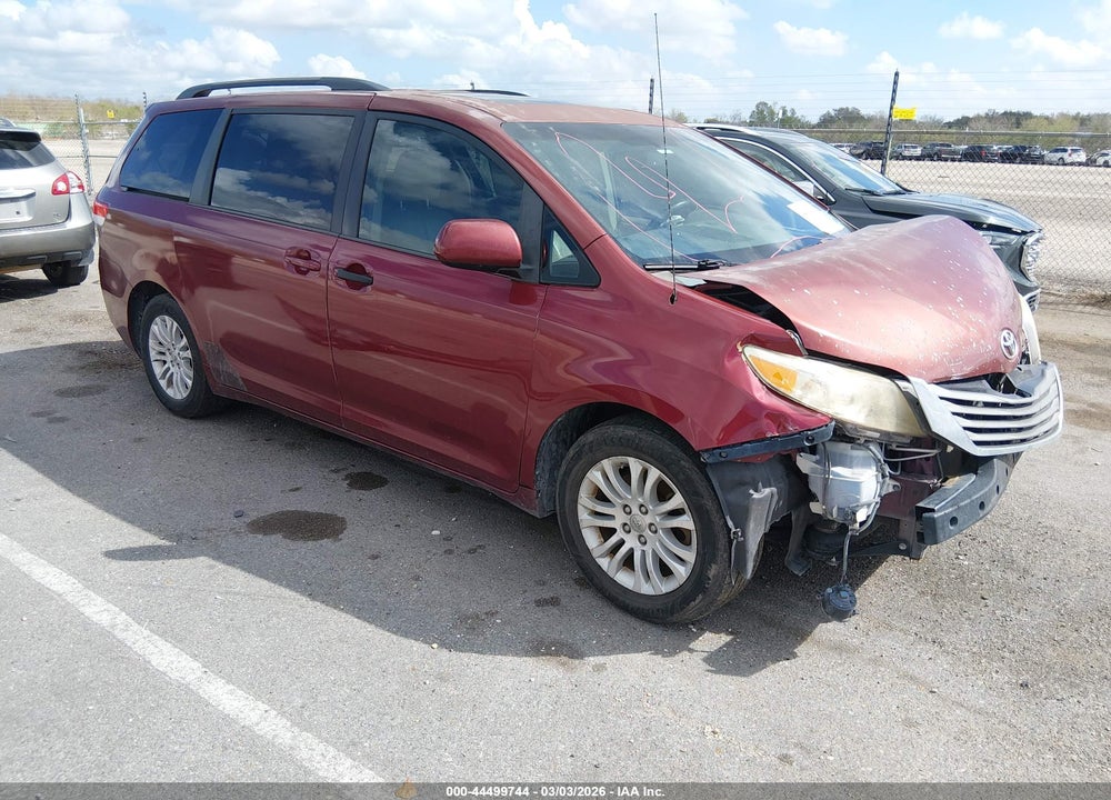 2014 TOYOTA SIENNA XLE V6 8 PASSENGER VIN: 5TDYK3DC7ES408115