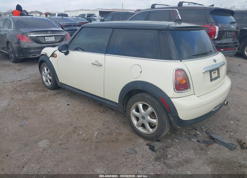 2010 MINI COOPER VIN: WMWMF3C54ATZ21885