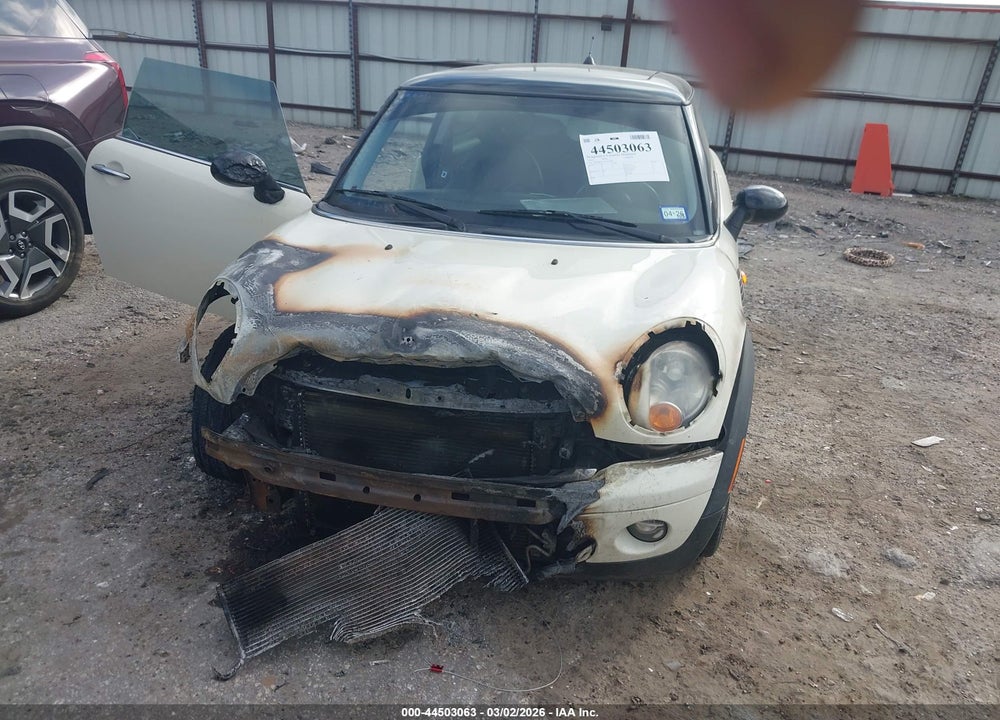 2010 MINI COOPER VIN: WMWMF3C54ATZ21885