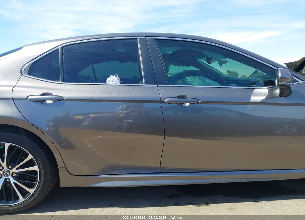 2018 TOYOTA CAMRY SE VIN: 4T1B11HK5JU612010