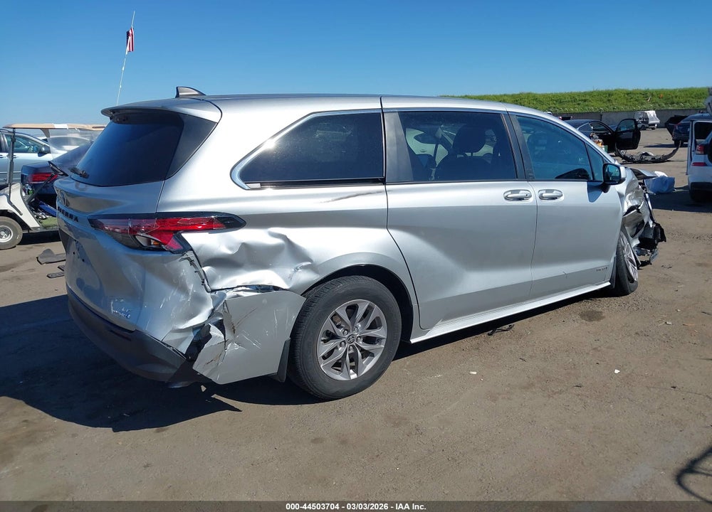 2021 TOYOTA SIENNA LE VIN: 5TDKRKEC0MS054902