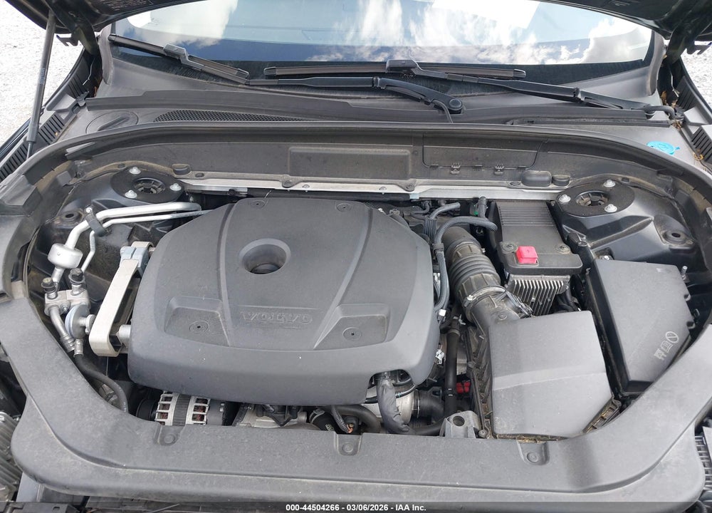 2018 VOLVO XC60 T6 MOMENTUM VIN: LYVA22RK4JB083497