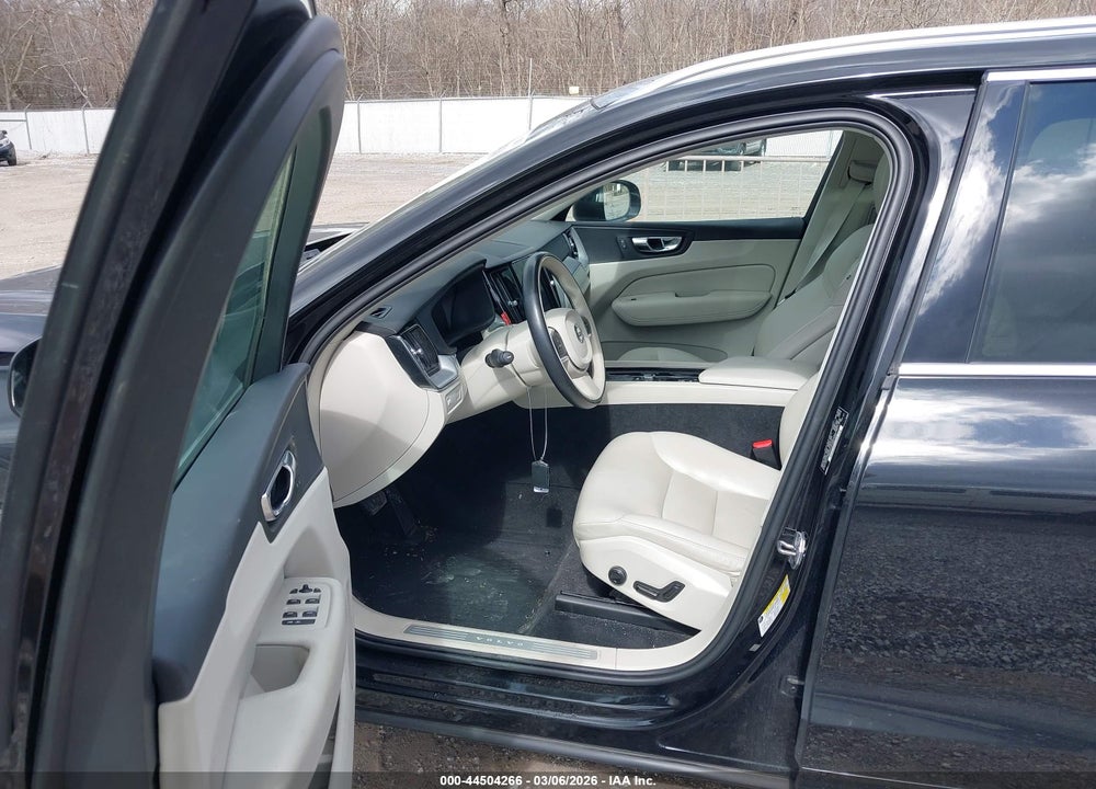 2018 VOLVO XC60 T6 MOMENTUM VIN: LYVA22RK4JB083497