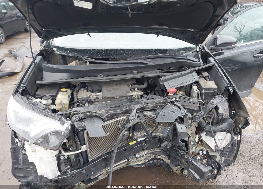 2018 TOYOTA RAV4 XLE VIN: 2T3RFREV9JW737631