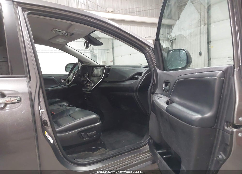 2018 TOYOTA SIENNA SE 8 PASSENGER VIN: 5TDXZ3DC8JS920628