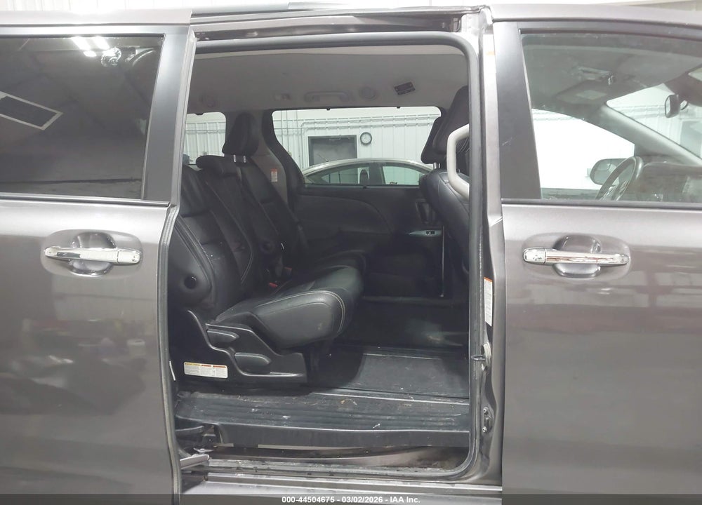 2018 TOYOTA SIENNA SE 8 PASSENGER VIN: 5TDXZ3DC8JS920628
