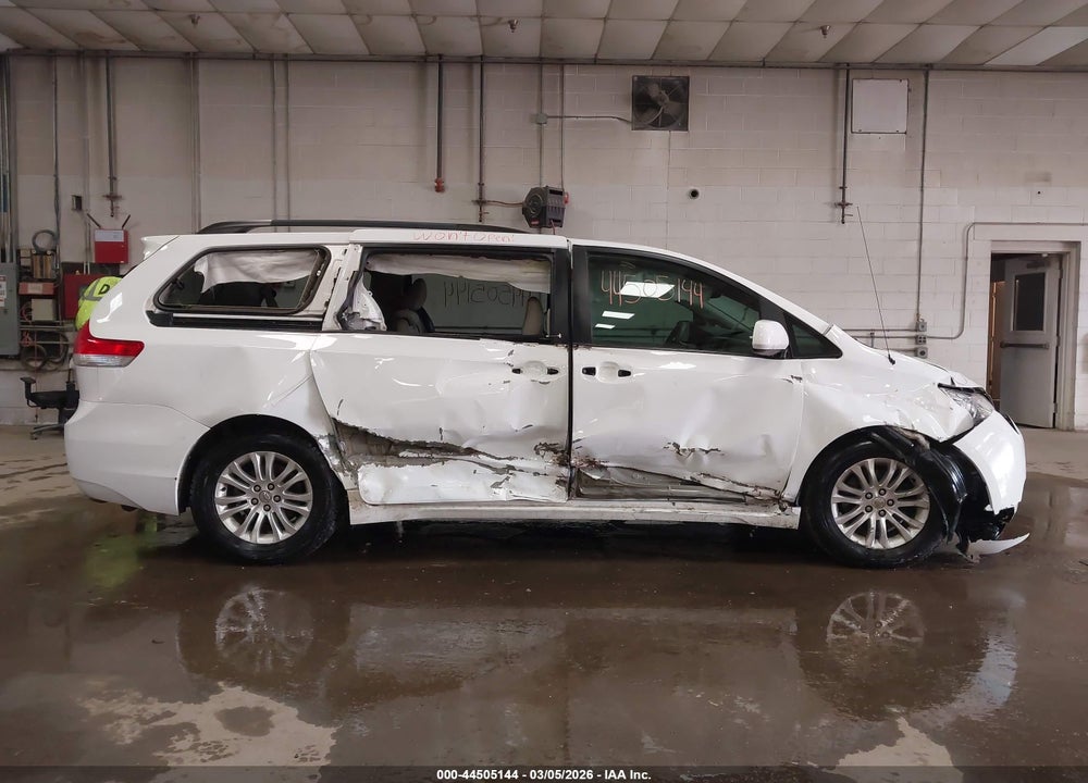 2014 TOYOTA SIENNA XLE V6 8 PASSENGER VIN: 5TDYK3DC9ES425210