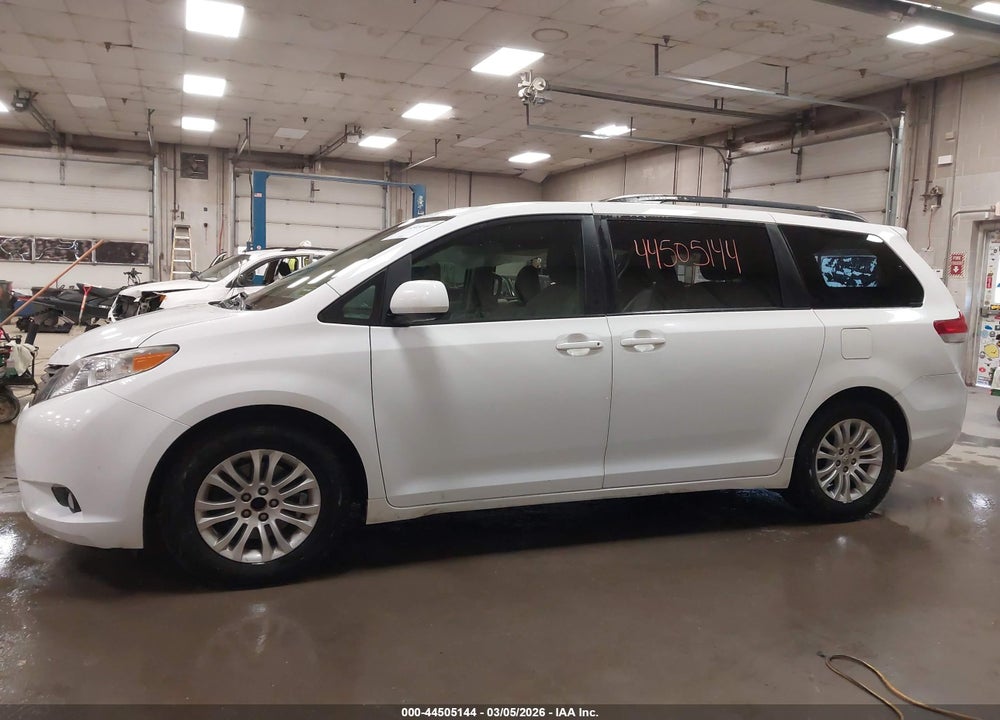 2014 TOYOTA SIENNA XLE V6 8 PASSENGER VIN: 5TDYK3DC9ES425210