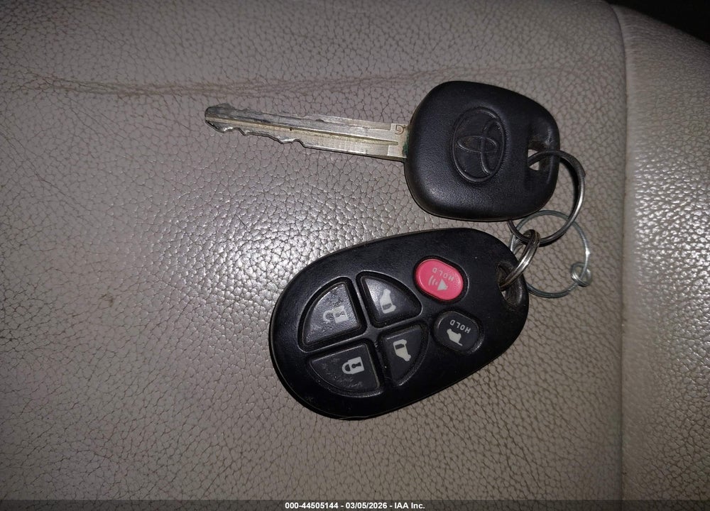 2014 TOYOTA SIENNA XLE V6 8 PASSENGER VIN: 5TDYK3DC9ES425210
