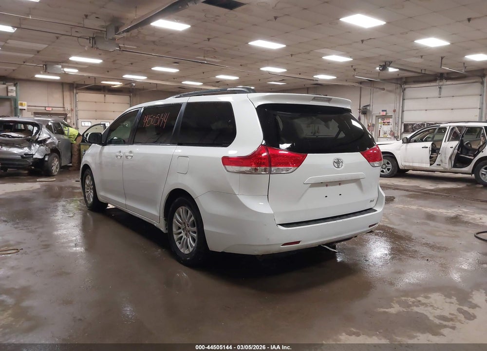 2014 TOYOTA SIENNA XLE V6 8 PASSENGER VIN: 5TDYK3DC9ES425210