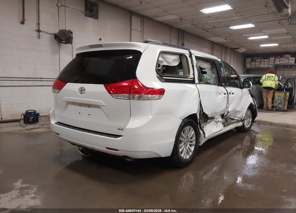 2014 TOYOTA SIENNA XLE V6 8 PASSENGER VIN: 5TDYK3DC9ES425210