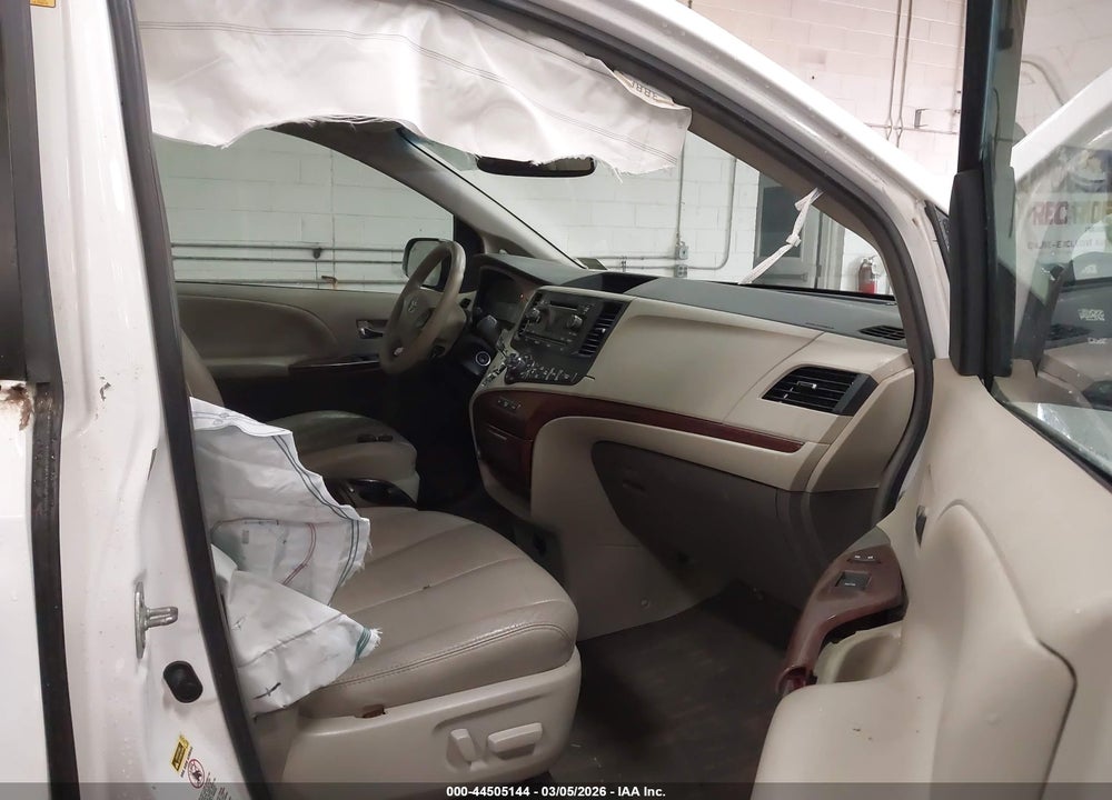 2014 TOYOTA SIENNA XLE V6 8 PASSENGER VIN: 5TDYK3DC9ES425210