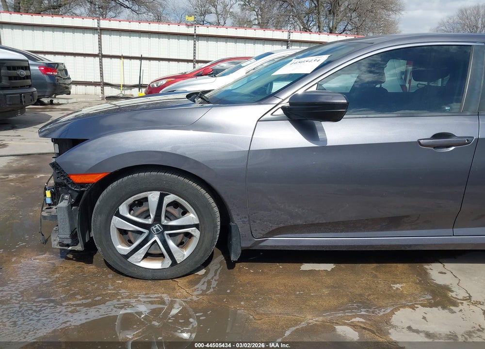 2018 HONDA CIVIC LX VIN: 2HGFC2F52JH598204