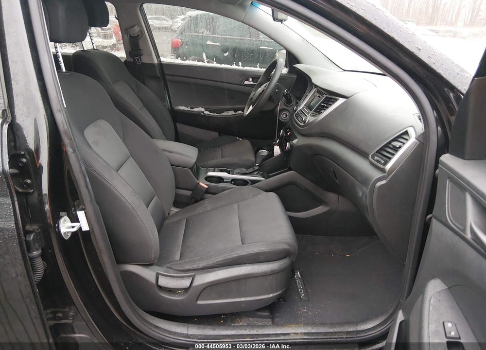 2017 HYUNDAI TUCSON SE VIN: KM8J33A4XHU488579