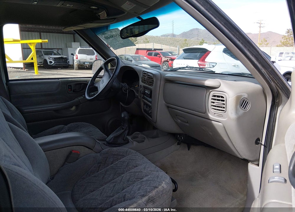 1998 GMC JIMMY SLE VIN: 1GKDT13W9W2570966