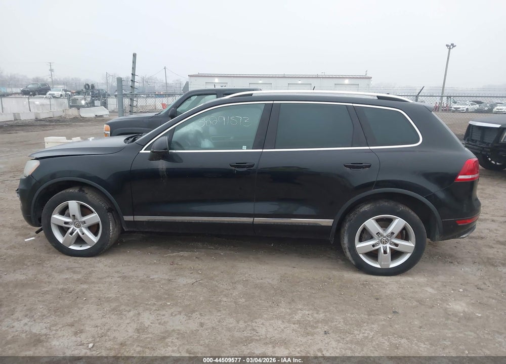 2014 VOLKSWAGEN TOUAREG TDI LUX VIN: WVGEP9BP4ED006265