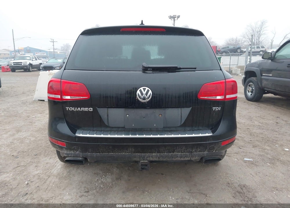2014 VOLKSWAGEN TOUAREG TDI LUX VIN: WVGEP9BP4ED006265