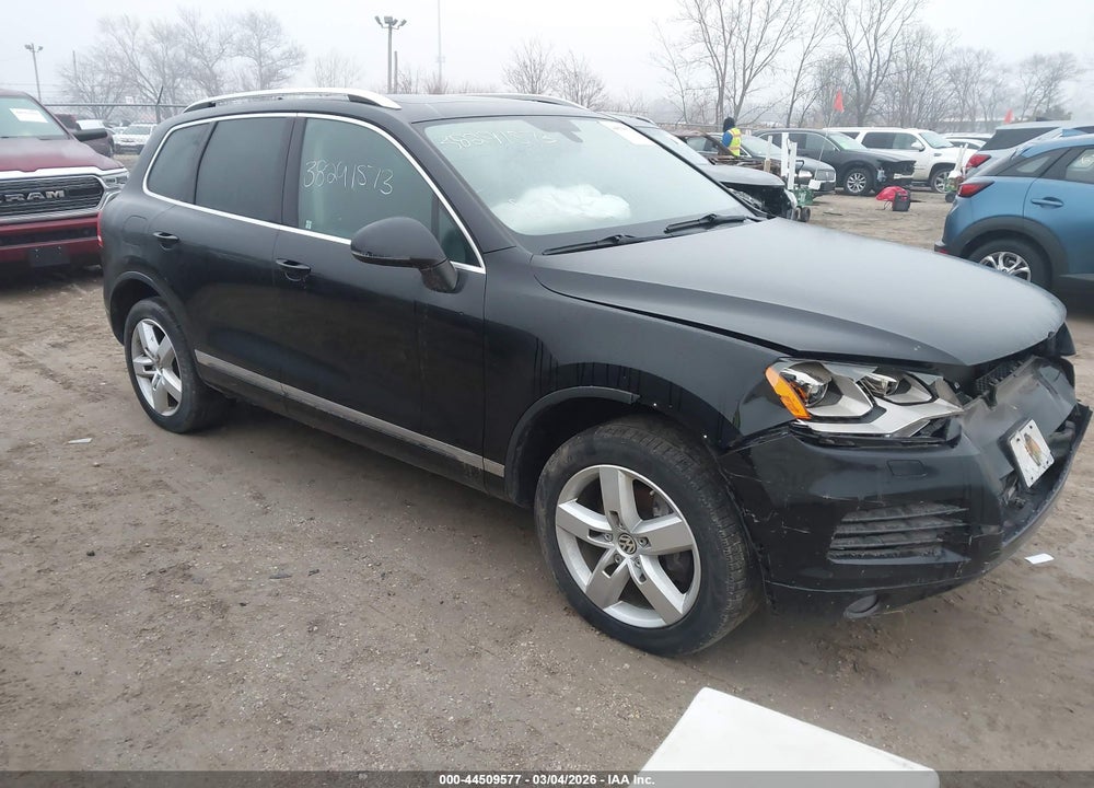2014 VOLKSWAGEN TOUAREG TDI LUX VIN: WVGEP9BP4ED006265