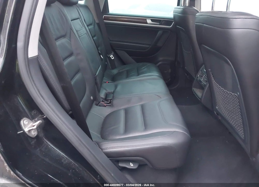 2014 VOLKSWAGEN TOUAREG TDI LUX VIN: WVGEP9BP4ED006265