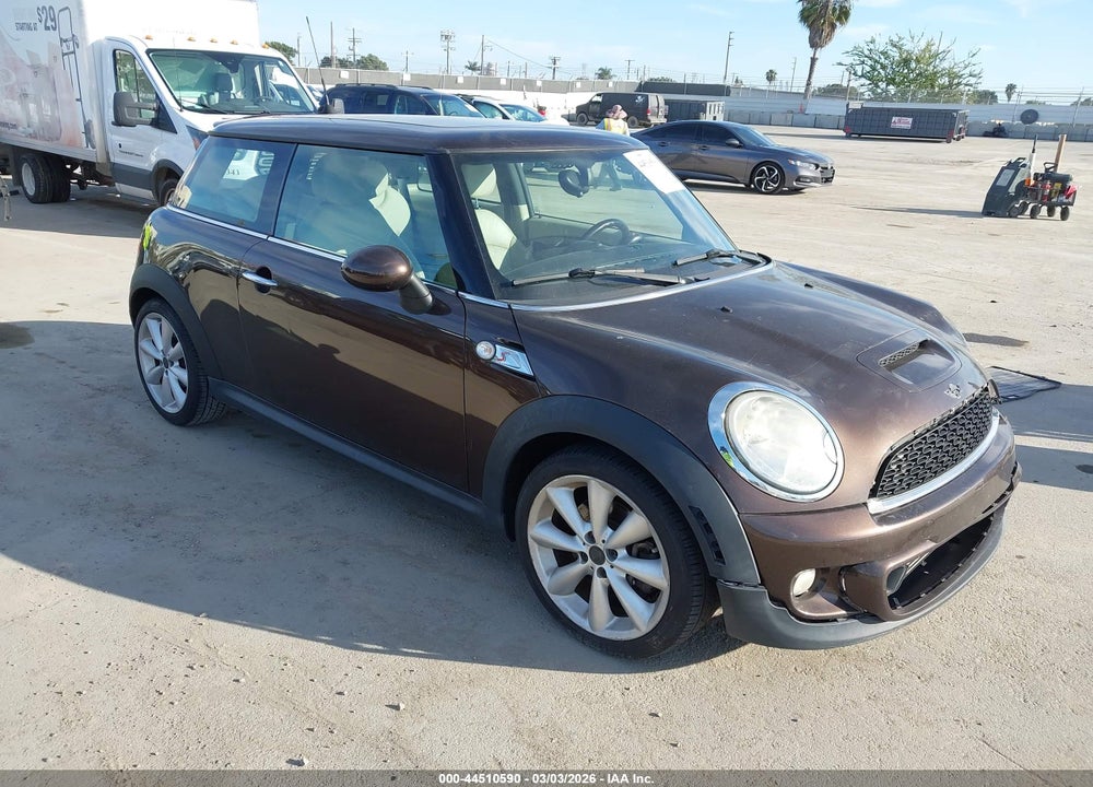 2011 MINI COOPER S VIN: WMWSV3C57BTY10548