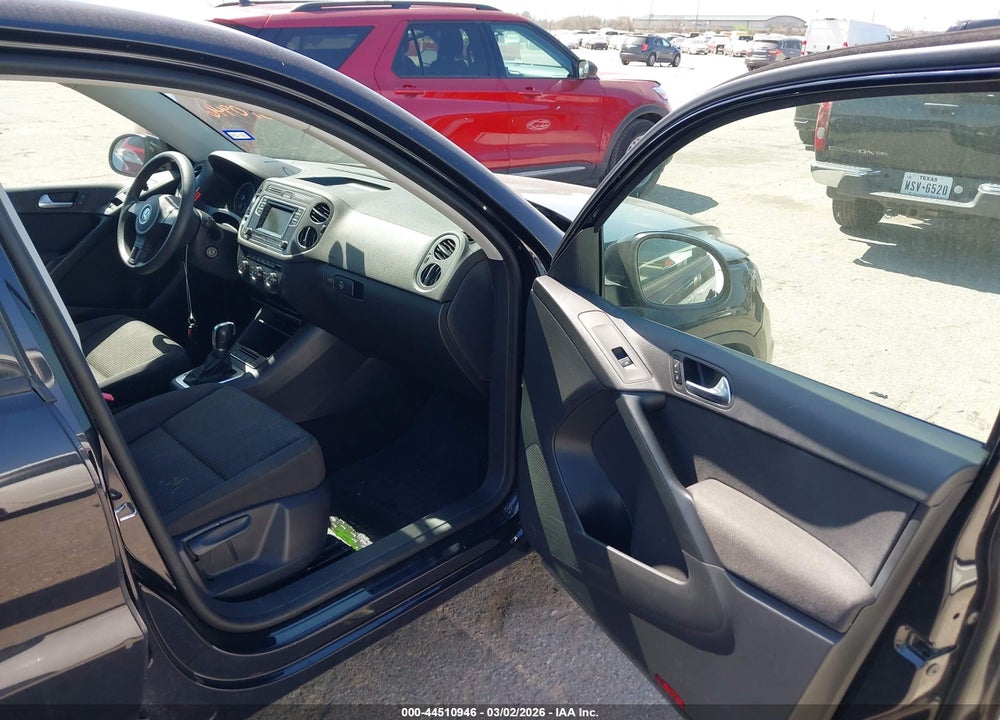 2017 VOLKSWAGEN TIGUAN VIN: WVGAV7AX9HK052930