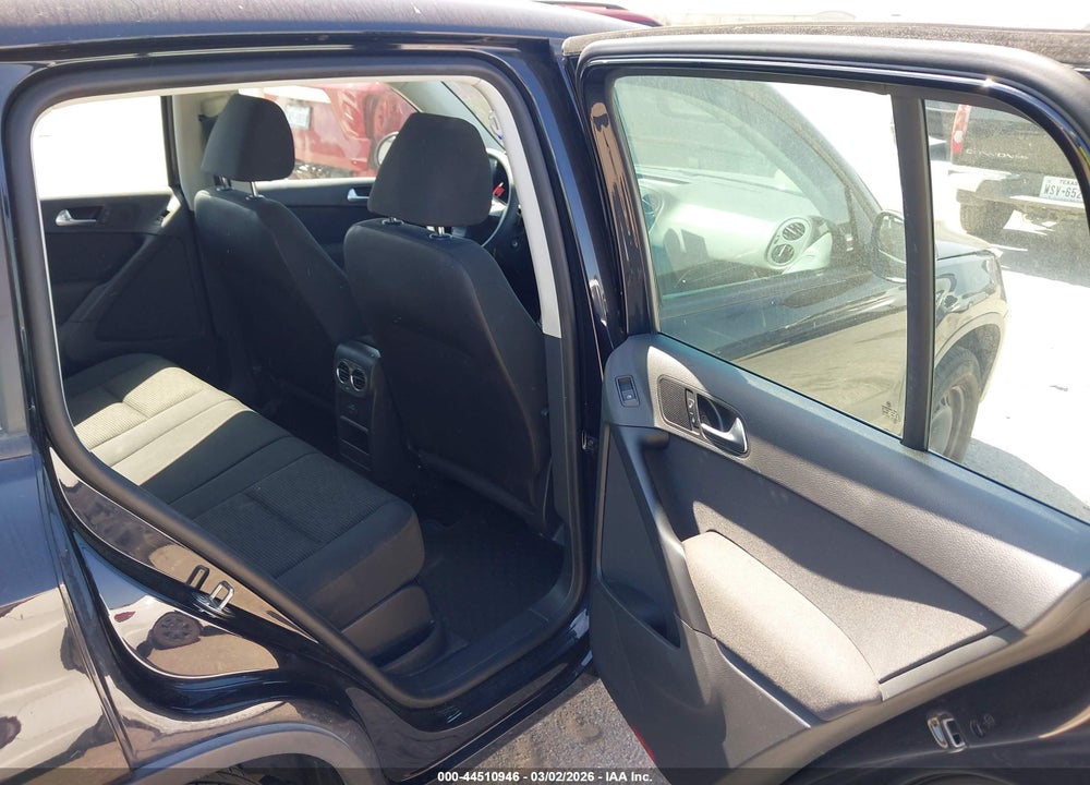 2017 VOLKSWAGEN TIGUAN VIN: WVGAV7AX9HK052930