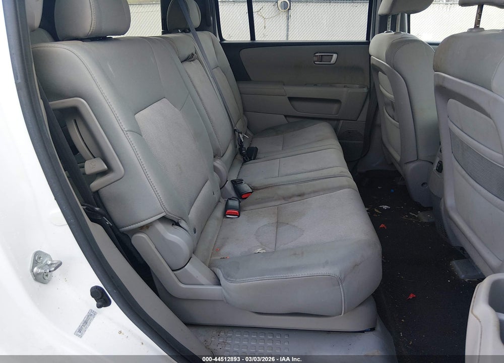2011 HONDA PILOT LX VIN: 5FNYF3H22BB002765